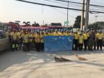 จิตอาสาเทศบาลตำบลบางปะหันดำเนินการล้างถนนปรับพื้นผิวจราจรบริ
